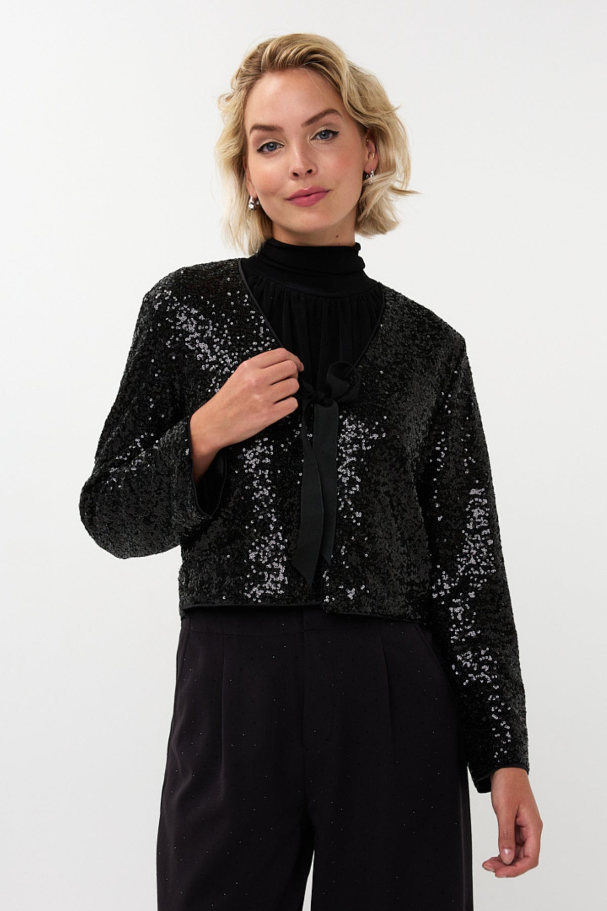 Zwart korte blazer van EsQualo met strikdetail, gedragen door een model, voor een stijlvolle en moderne look.