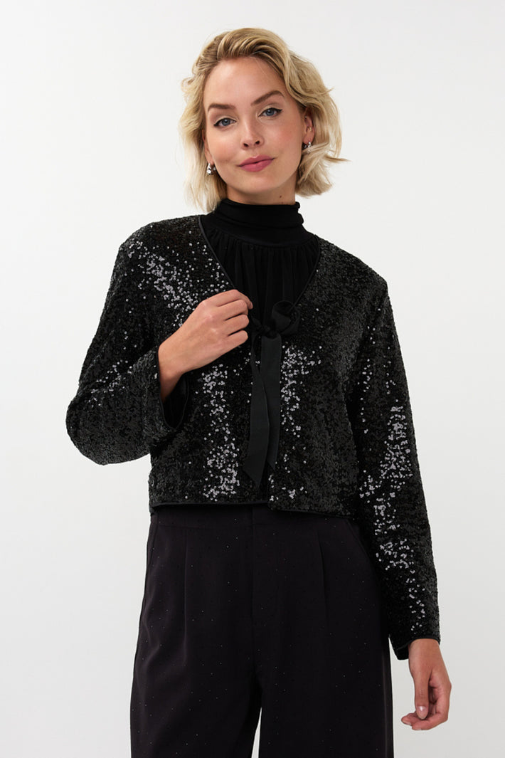 Zwart korte blazer van EsQualo met strikdetail, gedragen door een model, voor een stijlvolle en moderne look.