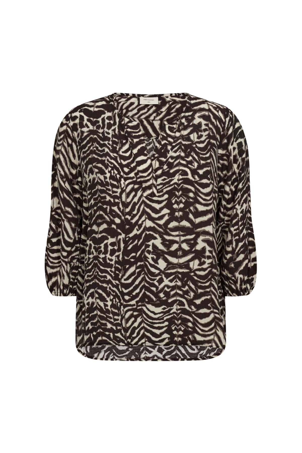 Lichte blouse Fqmalene Moonbeam Mole van Freequent met lange mouwen en zachte stof, gedragen door een model.