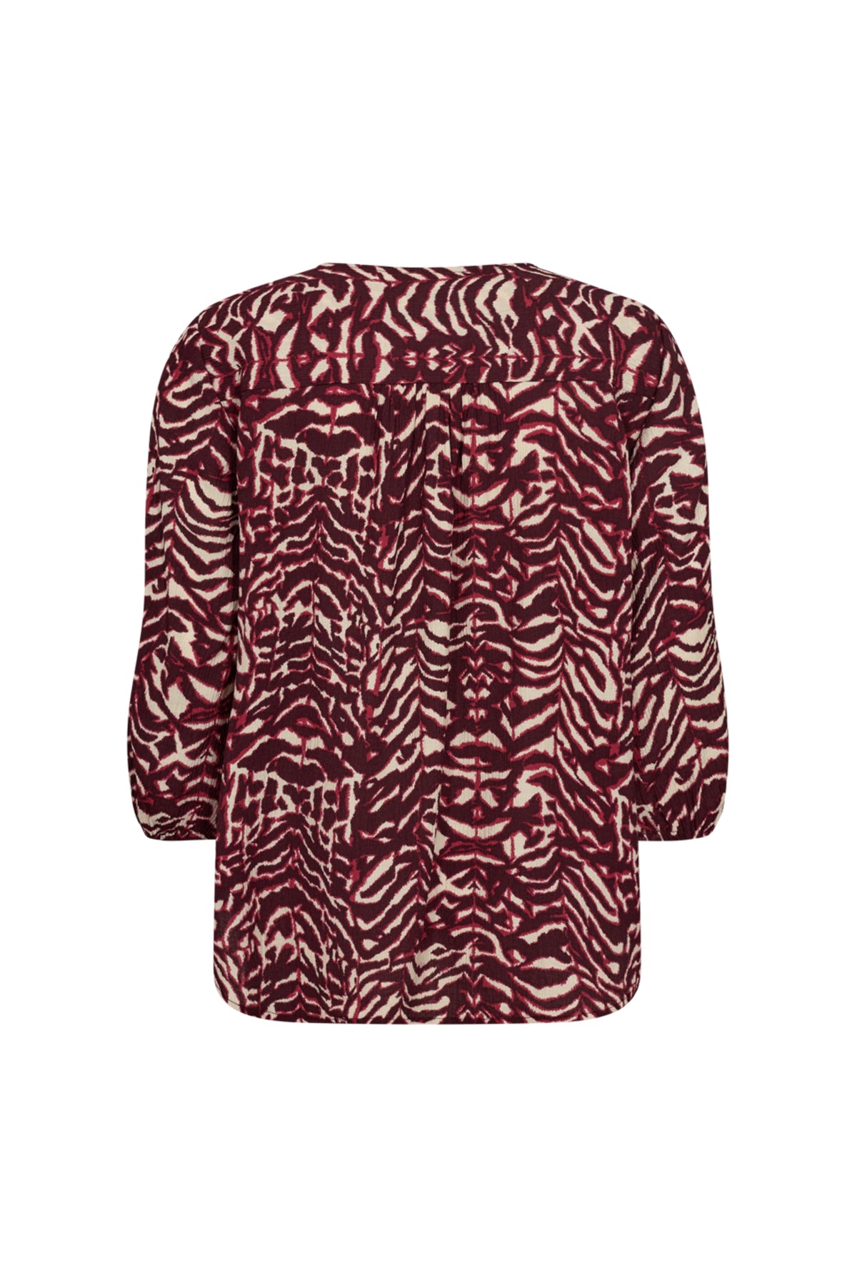Lichte blauwe blouse Fqmalene Moonbeam van Freequent met elegante pasvorm en lange mouwen, gedragen door model.