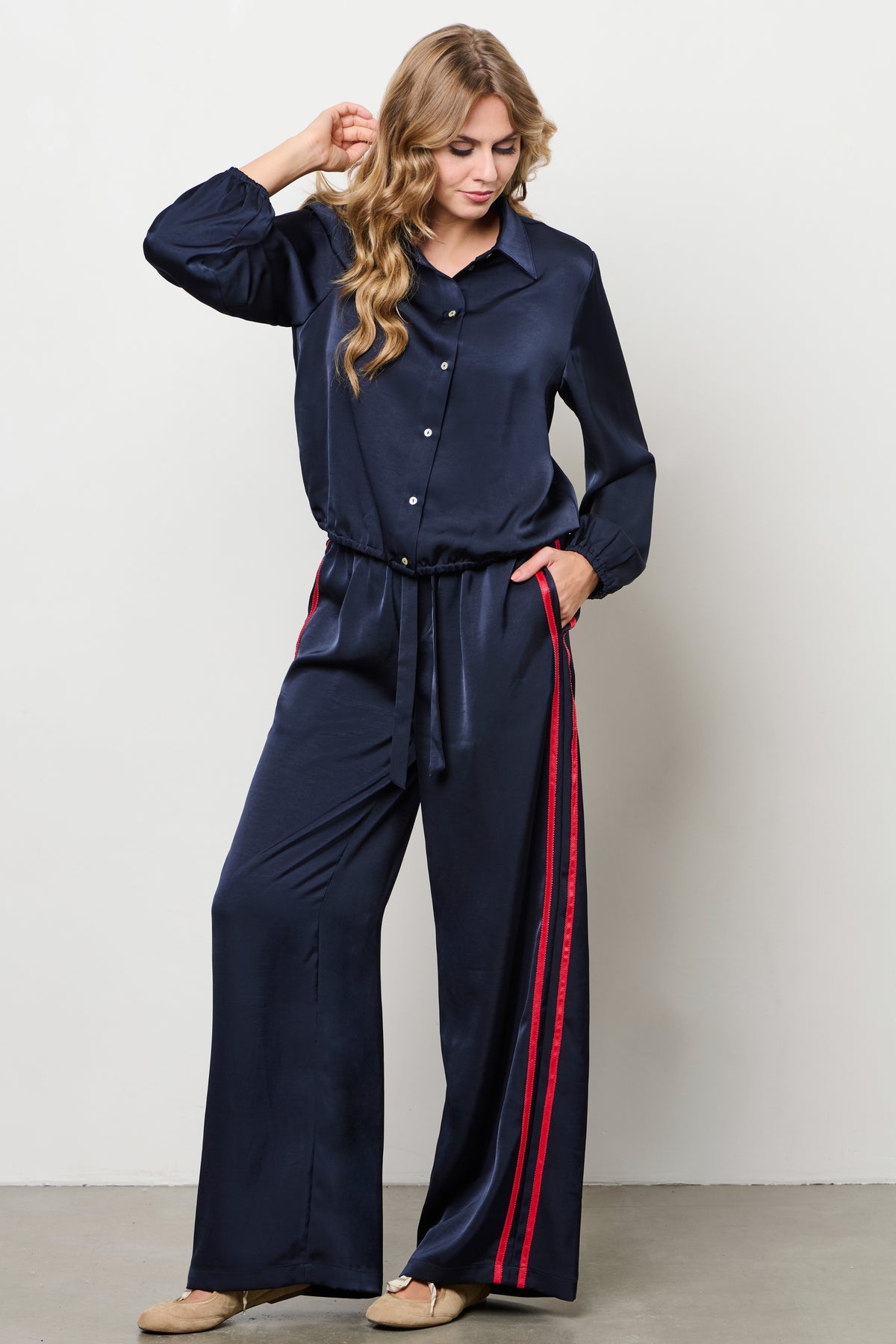 Navy blauwe broek Neomi van &Co woman, getailleerd en comfortabel, met rechte pijpen en elastische tailleband.