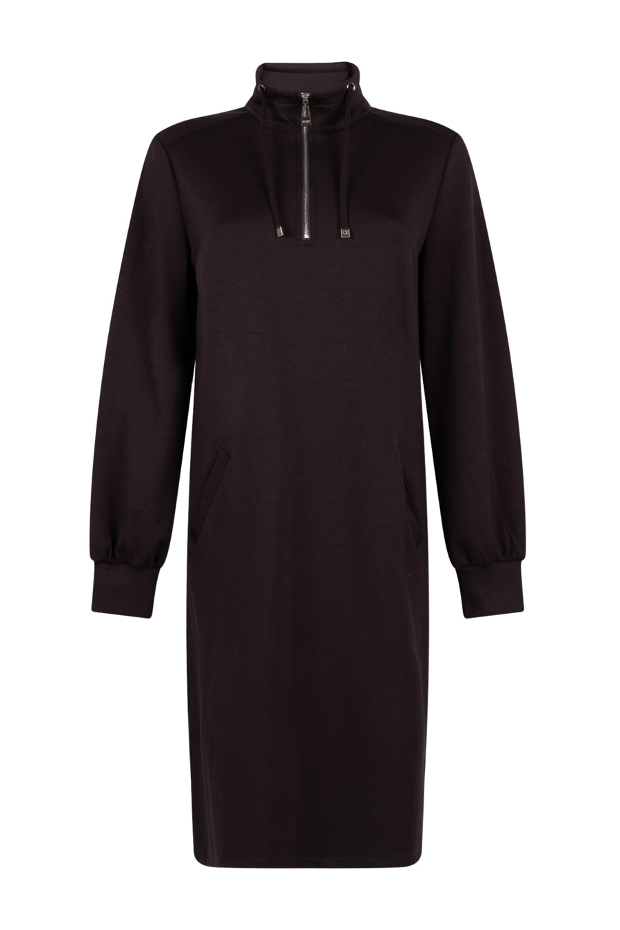 Zoso Anouk Espresso jurk met vloeiende stof en elegante pasvorm, zichtbaar op de afbeelding.