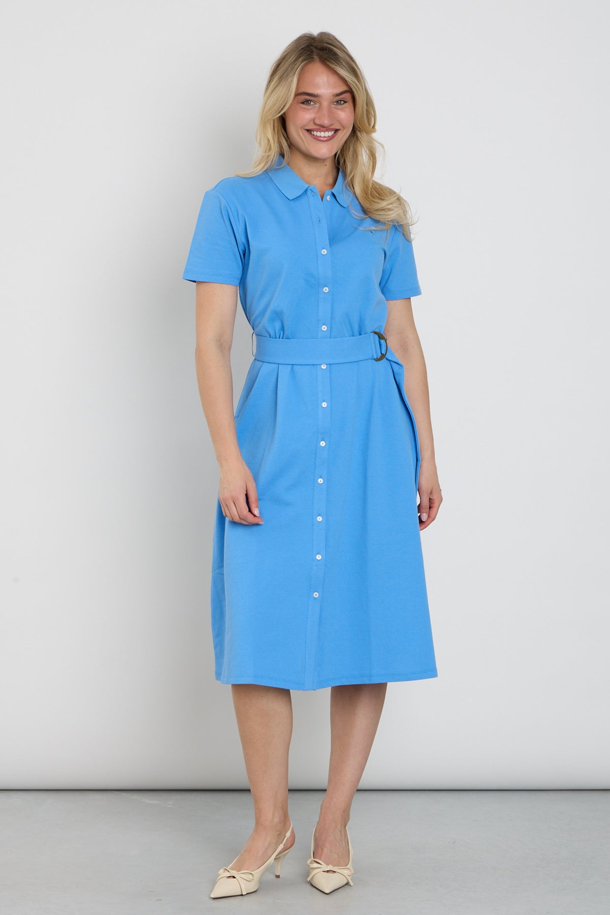 Midi polo jurk met knoopjes in marineblauw van You're My Lobster by K-design, casual en stijlvol, getoond op een model.