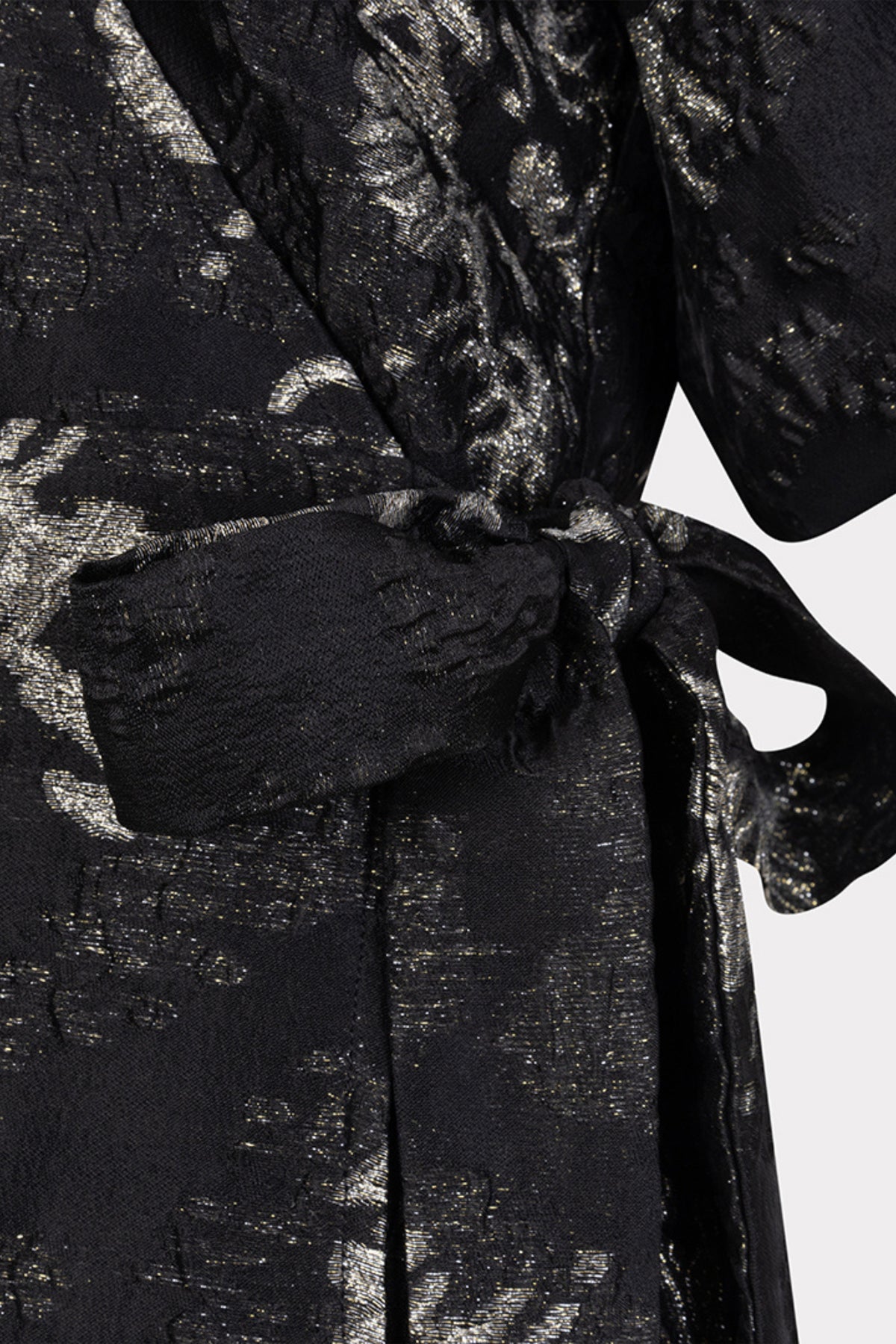 Zwarte jacquard jurk van EsQualo met lange mouwen en elegante pasvorm, gelegd op een witte achtergrond.