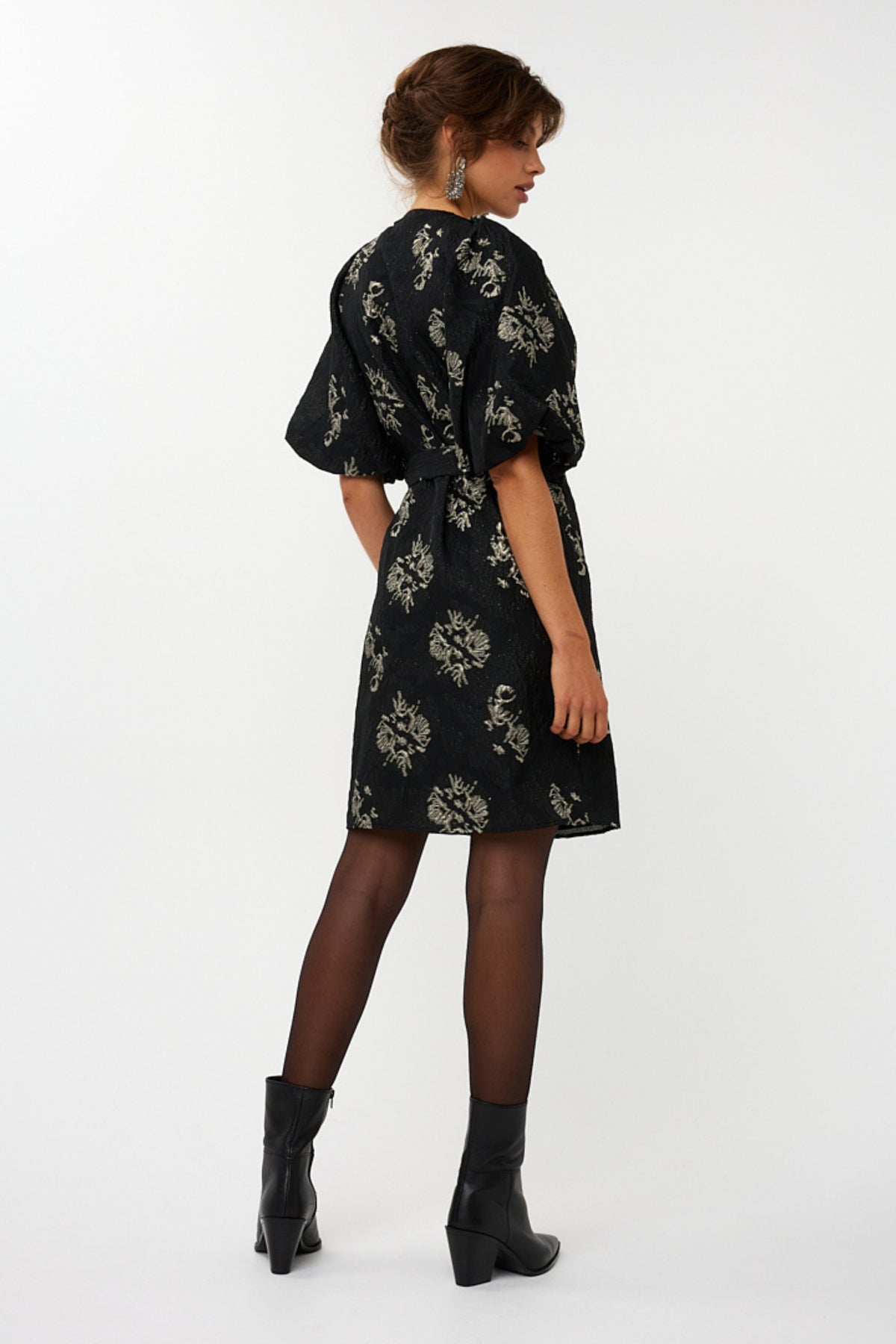 Zwarte jacquard jurk van EsQualo met elegante patroon en klassieke pasvorm, ideaal voor speciale gelegenheden.