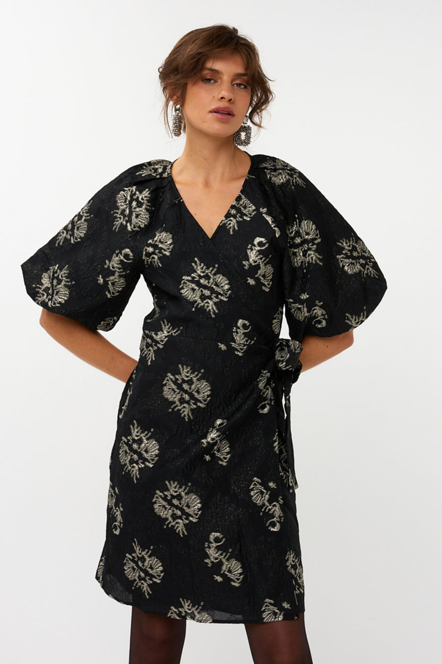Zwarte jacquard jurk van EsQualo met elegante details en getailleerde pasvorm, zichtbaar op de modelfoto.
