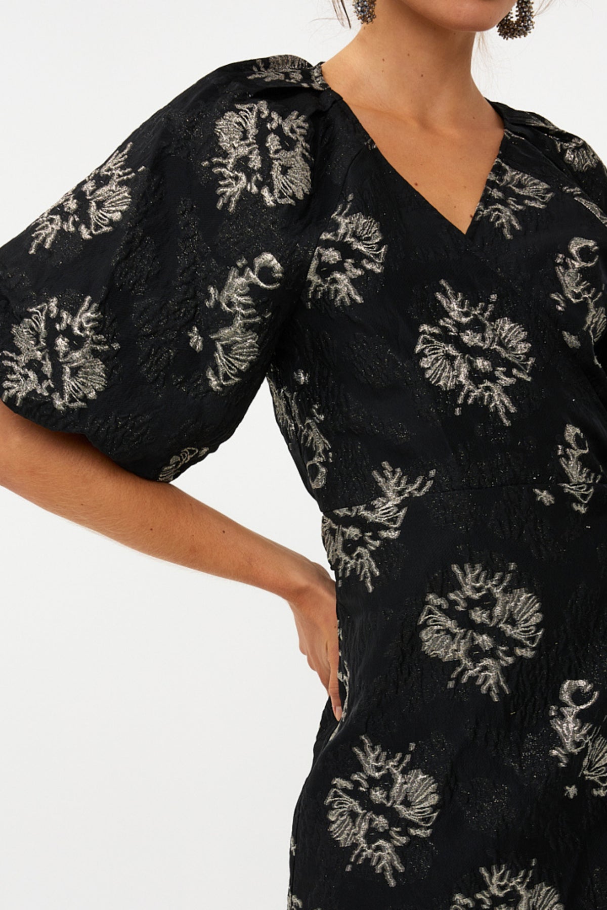 Zwarte jacquard jurk van EsQualo met elegante patroon en aansluitende pasvorm, gedragen door een model.