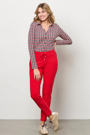 Donkere rode Heavy Travel broek Penny van &Co woman, stevige stof en comfortabele pasvorm, zichtbaar op de afbeelding.