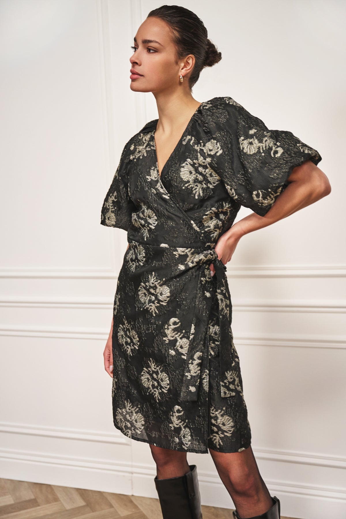 Zwarte jacquard jurk van EsQualo met elegante patronen, recht model en korte mouwen, geschikt voor formele gelegenheden.