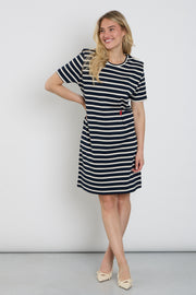 Gestreepte navy jurk van You're My Lobster door K-design, met elegante pasvorm en comfortabele stof.