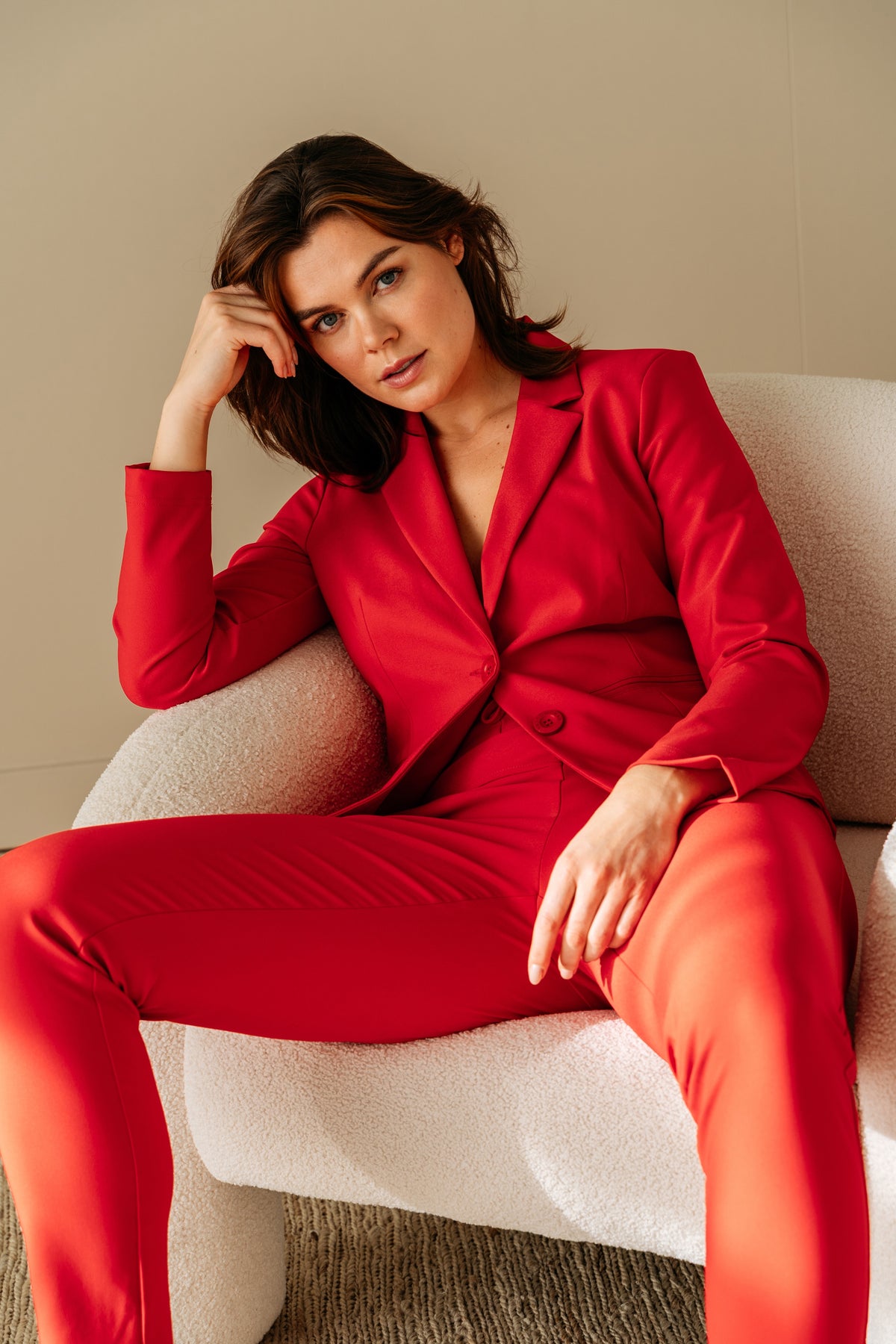 Dames heavy travel broek Penny Red van &Co woman, comfortabel en stijlvol met een stevige pasvorm en rode kleur.