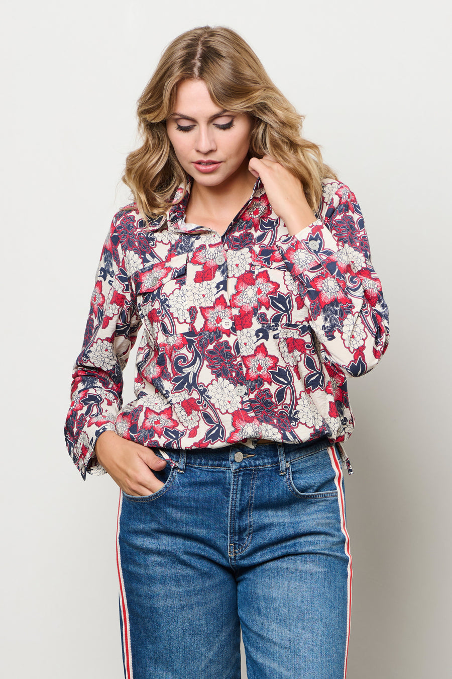 Lichtrode jas Margje Flower Red Multi van &Co woman met bloemenprint en comfortabele pasvorm, gedragen door een model.