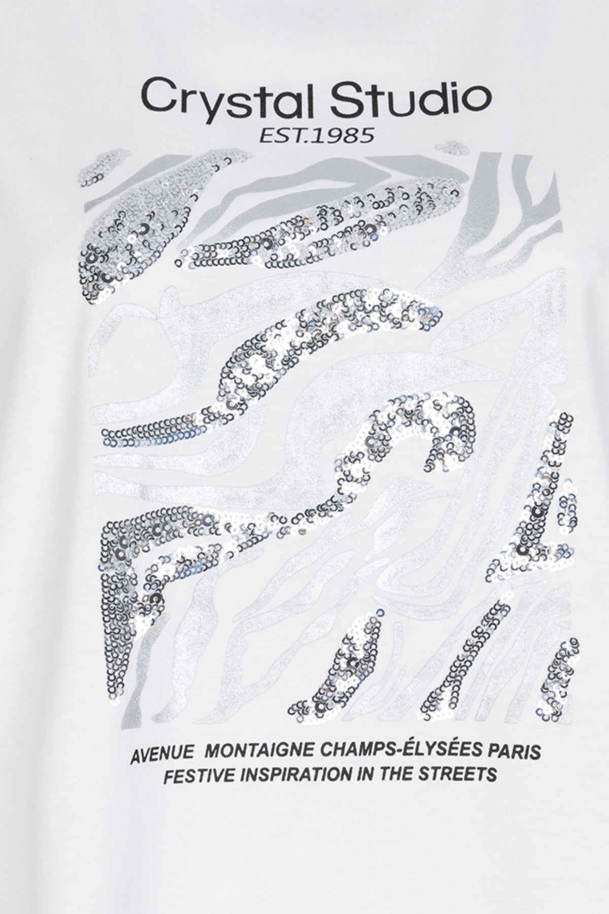 Lichte offwhite EsQualo T-shirt Crystal Studio W25.05715 met korte mouwen en eenvoudige stijl, gedragen door een model.
