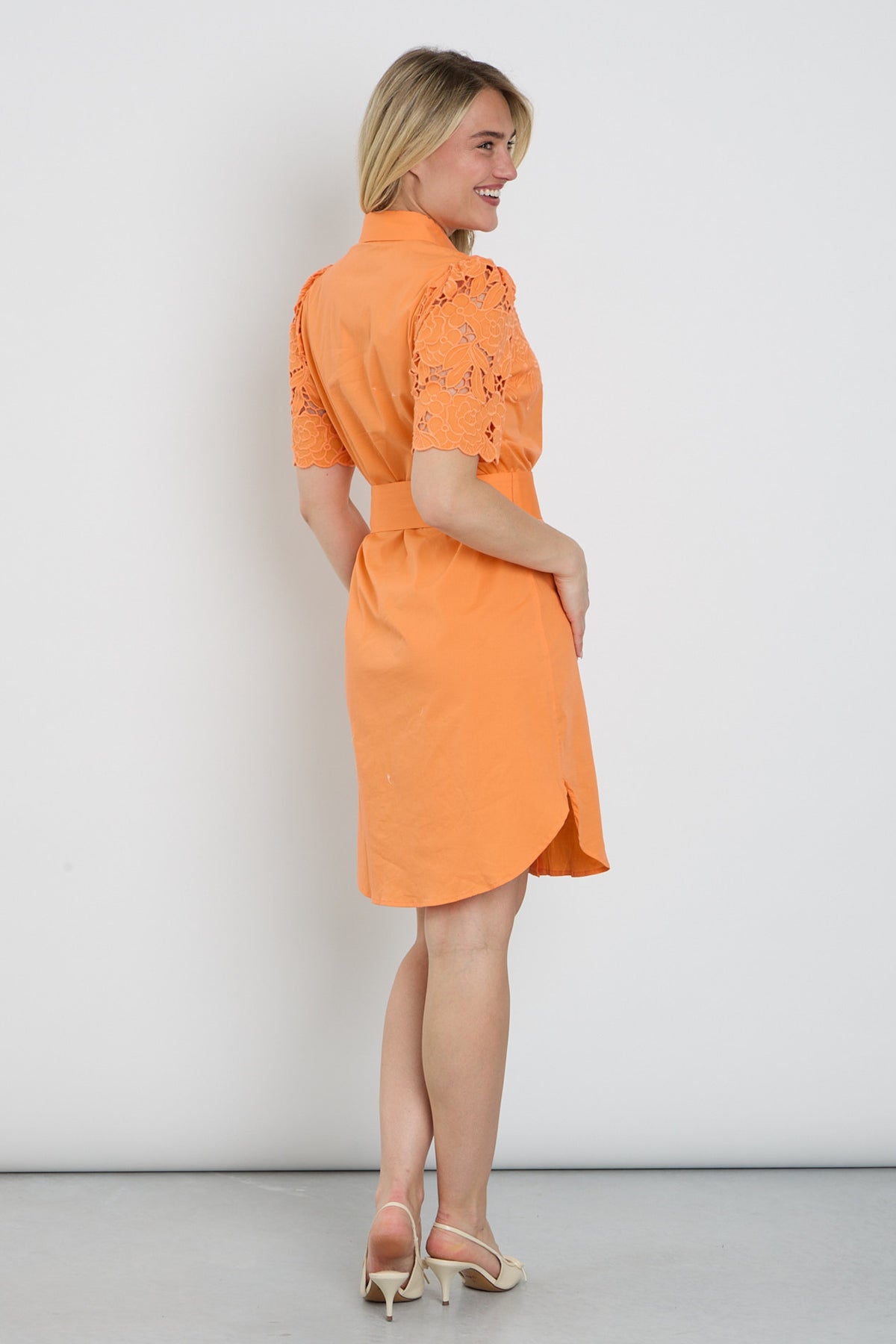 Luchtige jurk met borduursel en design in nectarine kleur van You're My Lobster by K-design, voor een stijlvolle zomerse look.