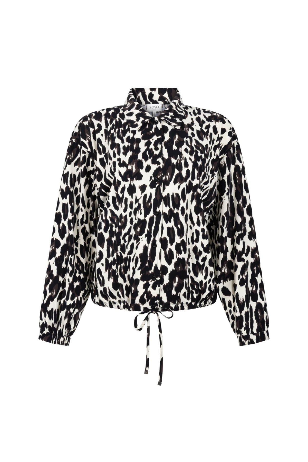 Zoso Travel blouse Daphne in zwart espresso, getailleerd model met lange mouwen en knoopsluiting, op mannequin getoond
