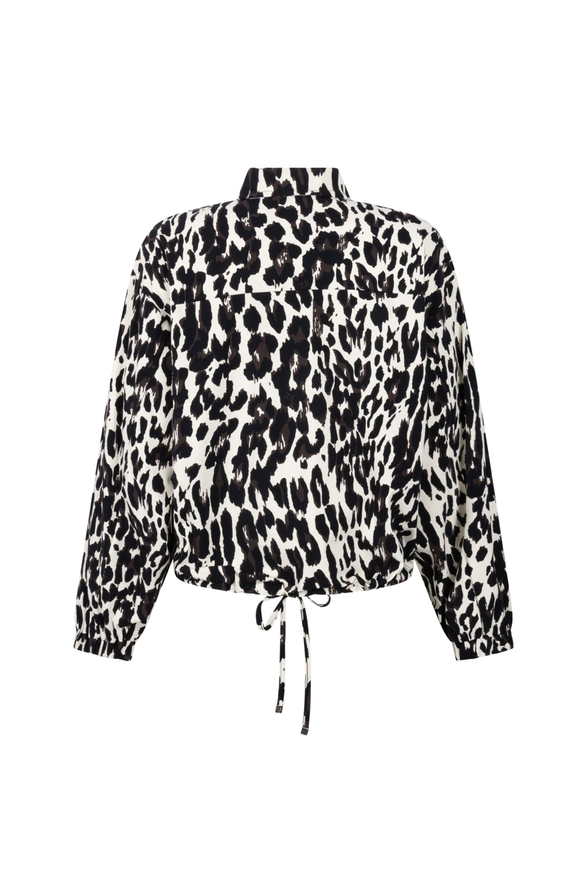Zoso Travel Blouse Daphne in zwart espresso, korte mouwen en comfortabele pasvorm, gedragen door een model.