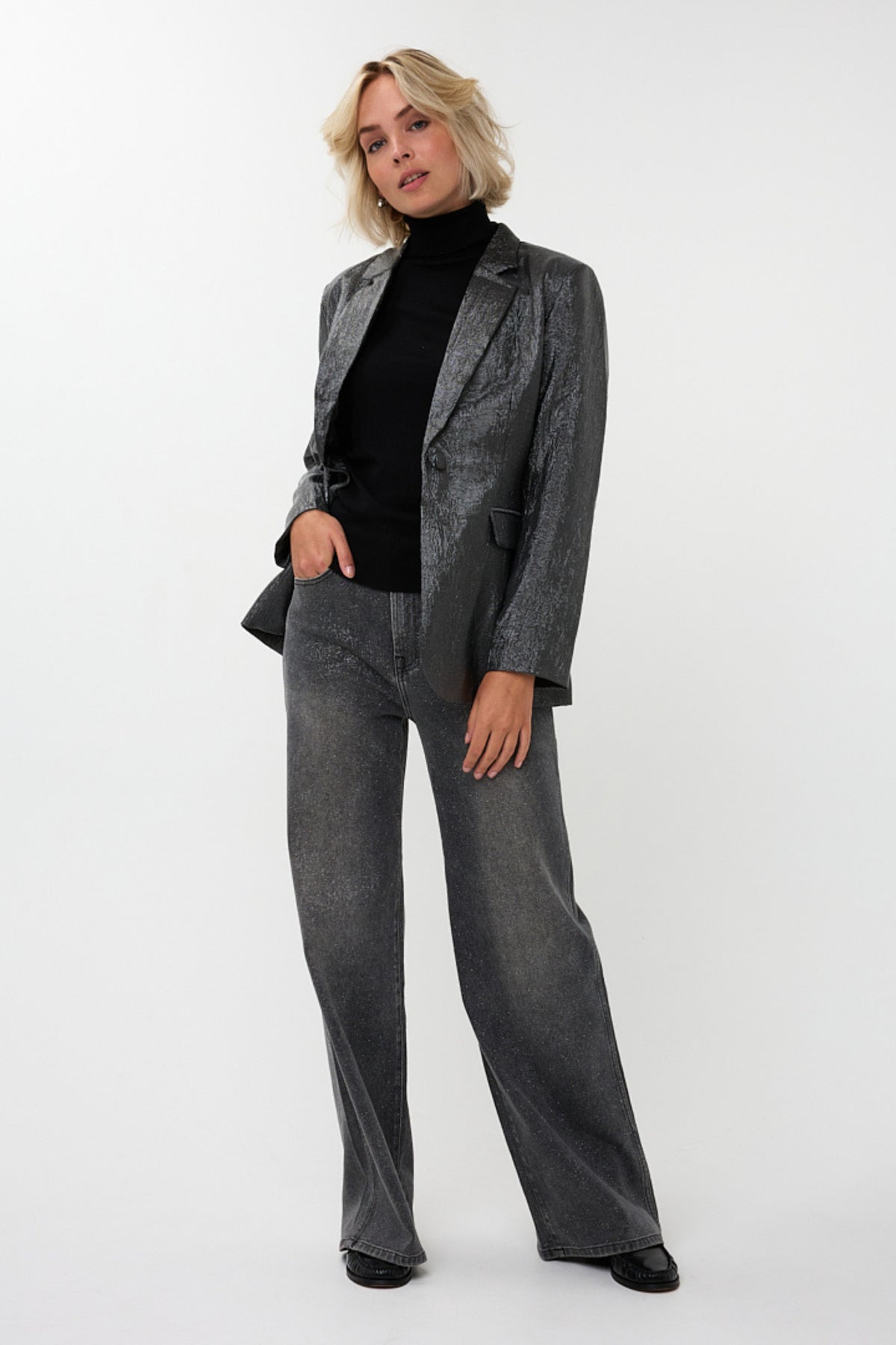 EsQualo crinkle metallic antracieten blazer met wijdvallende pasvorm en elegante uitstraling.