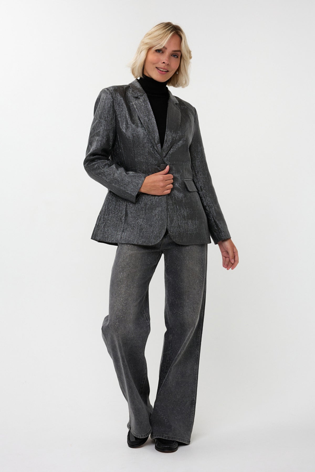 Blazer Crinkle Metallic Anthracite van EsQualo, getextureerde metallic blazer met crinkle-effect en stijlvolle pasvorm.