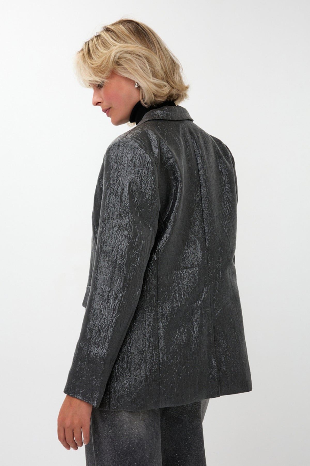 Blazer Crinkle Metallic Anthracite van EsQualo, getailleerd met glanzende metallic afwerking, geschikt voor stijlvolle gelegenheden