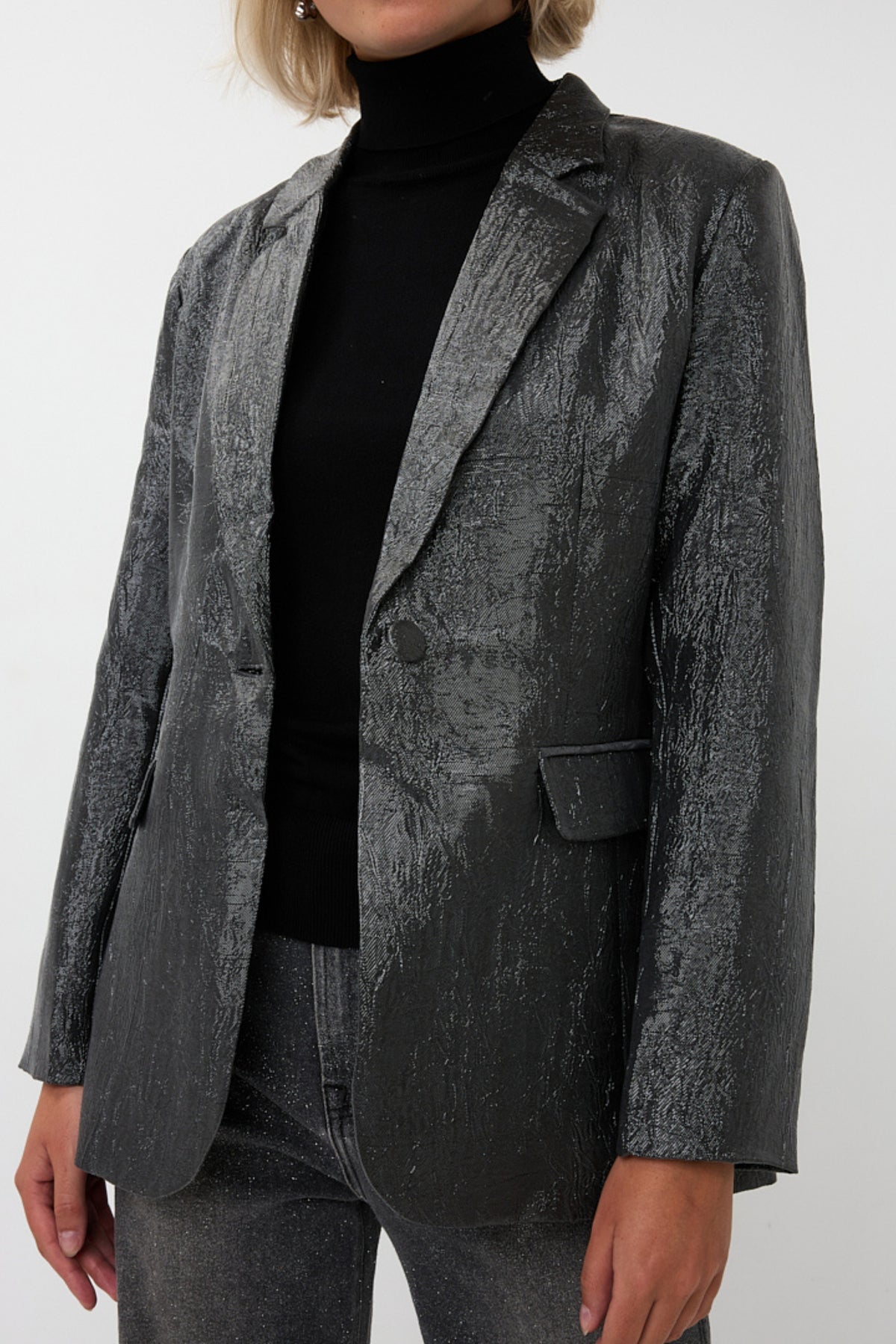 Elegant crinkle metallic blazer van EsQualo in anthracietkleur, met strakke pasvorm en stijlvolle uitstraling.
