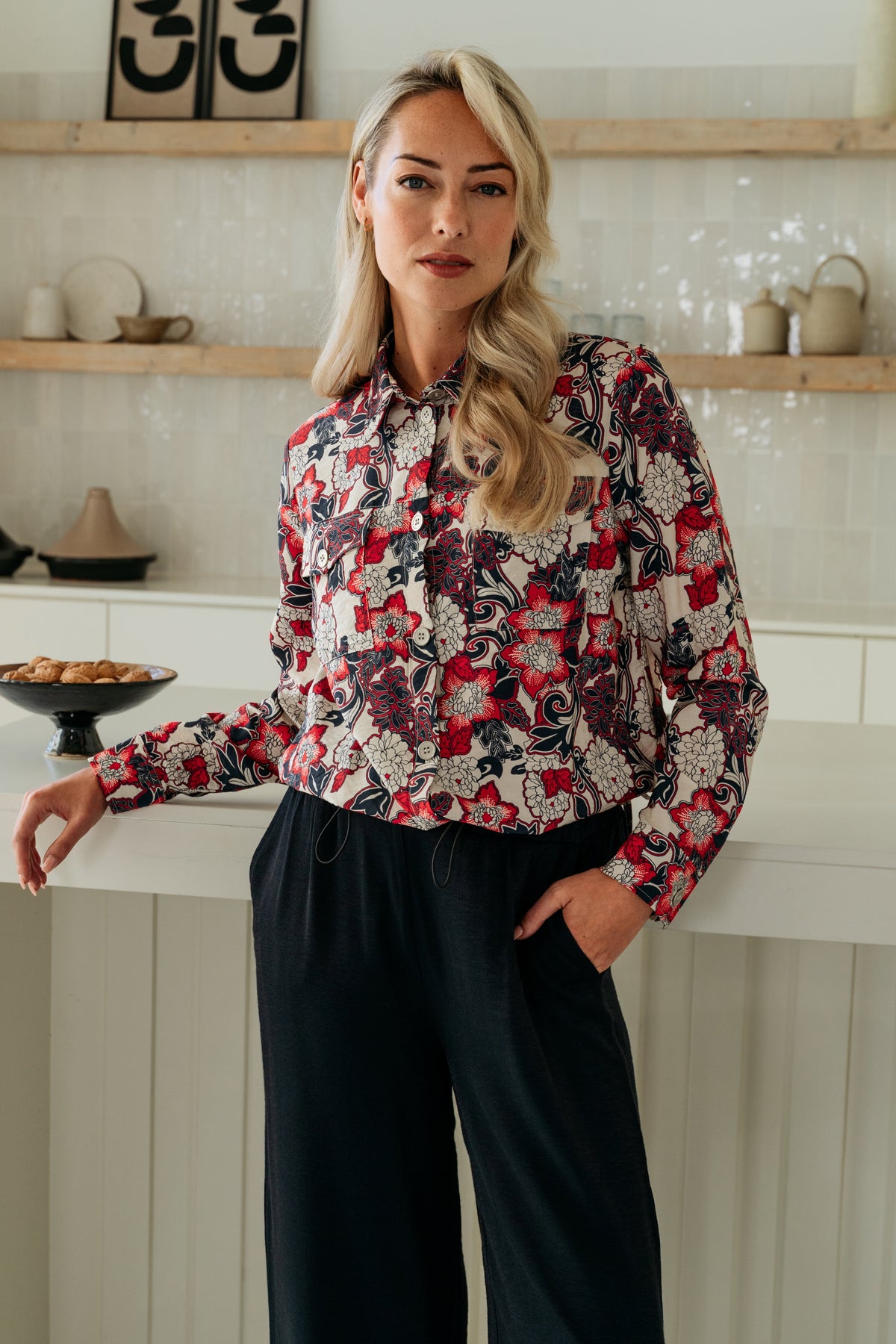 &Co woman Margje Flower Red Multi jas met bloemenprint, korte jas met ritssluiting en capuchon, stijlvolle damesjas