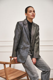 Blazer Crinkle Metallic Anthracite van EsQualo, licht glanzende metallic afwerking, getailleerd ontwerp, korte mouwen en knoopsluiting.