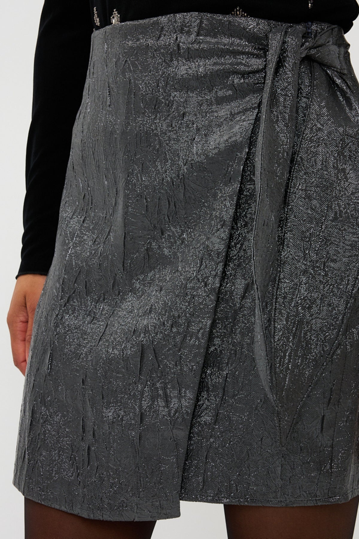 Metallic antracieten rok Bow Crinkle van EsQualo met wijde pasvorm en crinkle-effect, weergegeven op een model.