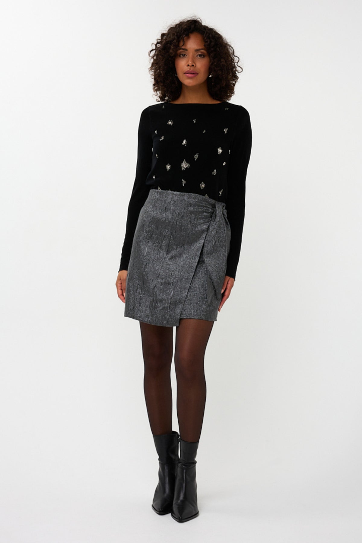 EsQualo metallic crinkle rok in anthracietkleur met wijdte W25.09705, elegante en glanzende stof, vloeiend vallend ontwerp.