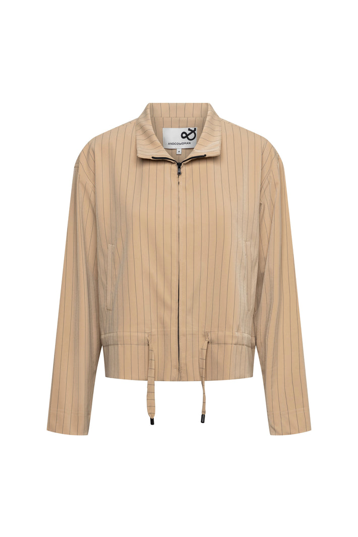 Lichtgewicht reistasjack met strepen in sunsetkleuren van &Co woman, geïllustreerd met close-up van de stof en strepenpatroon.