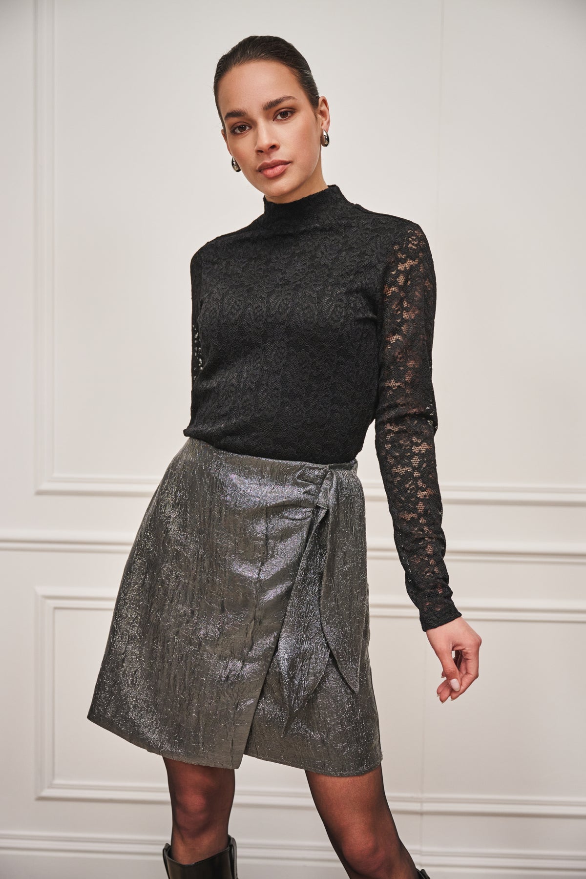 Metallic antracietkleurige rok Bow Crinkle van EsQualo, wikkelstijl met gekreukeld textuur en elegante uitstraling.