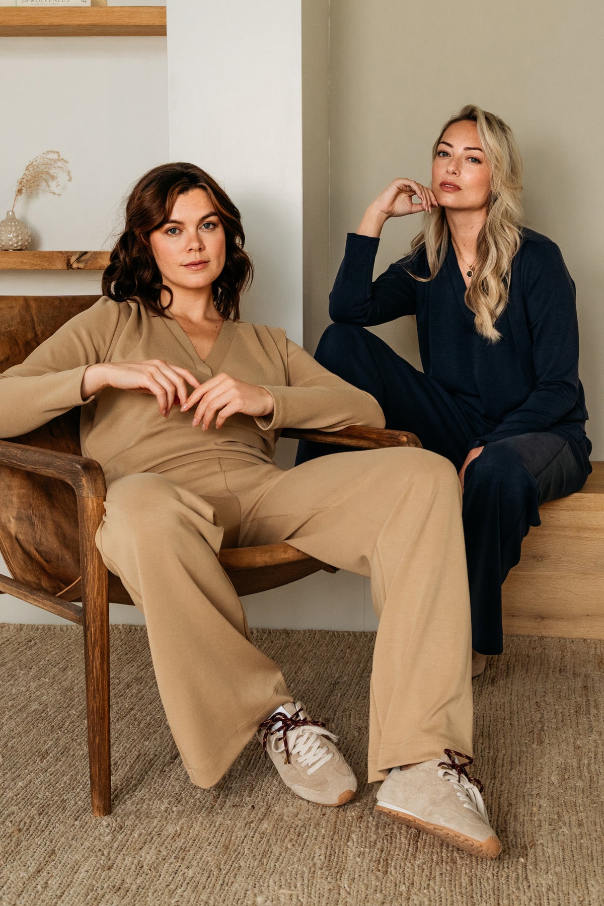Dawn donkerblauwe broek voor dames van &Co woman, strakke pasvorm en stijlvol ontwerp, zichtbaar in de afbeelding.