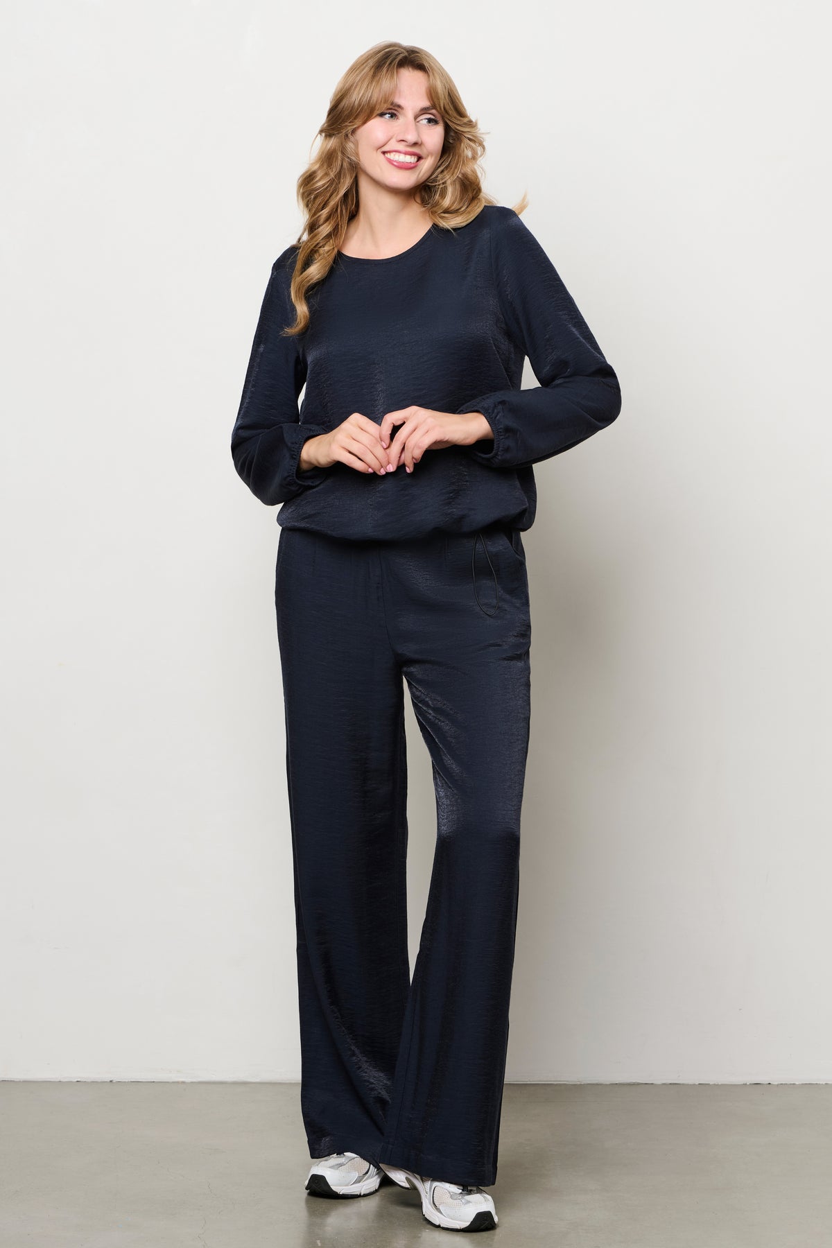 Navy blauwe broek Abelie van &Co woman, casual pasvorm met elastische taille en rechte pijpen, getoond op model.