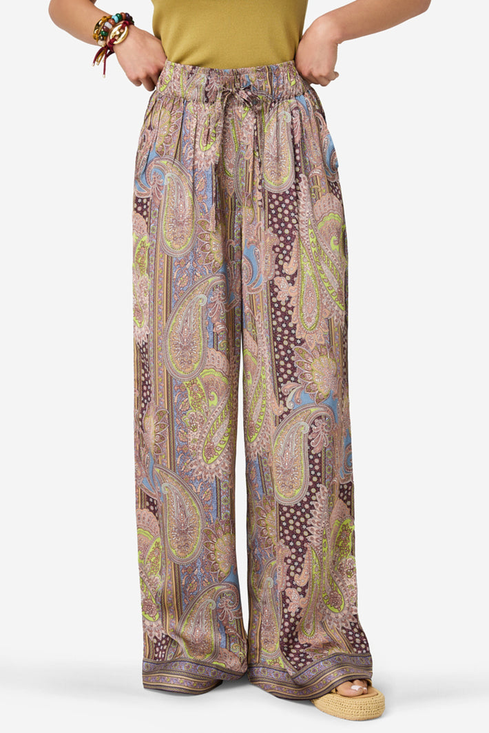 Ibana Piero Petal Flow broek met bloemenprint en losse pasvorm, getoond in een neutrale setting.