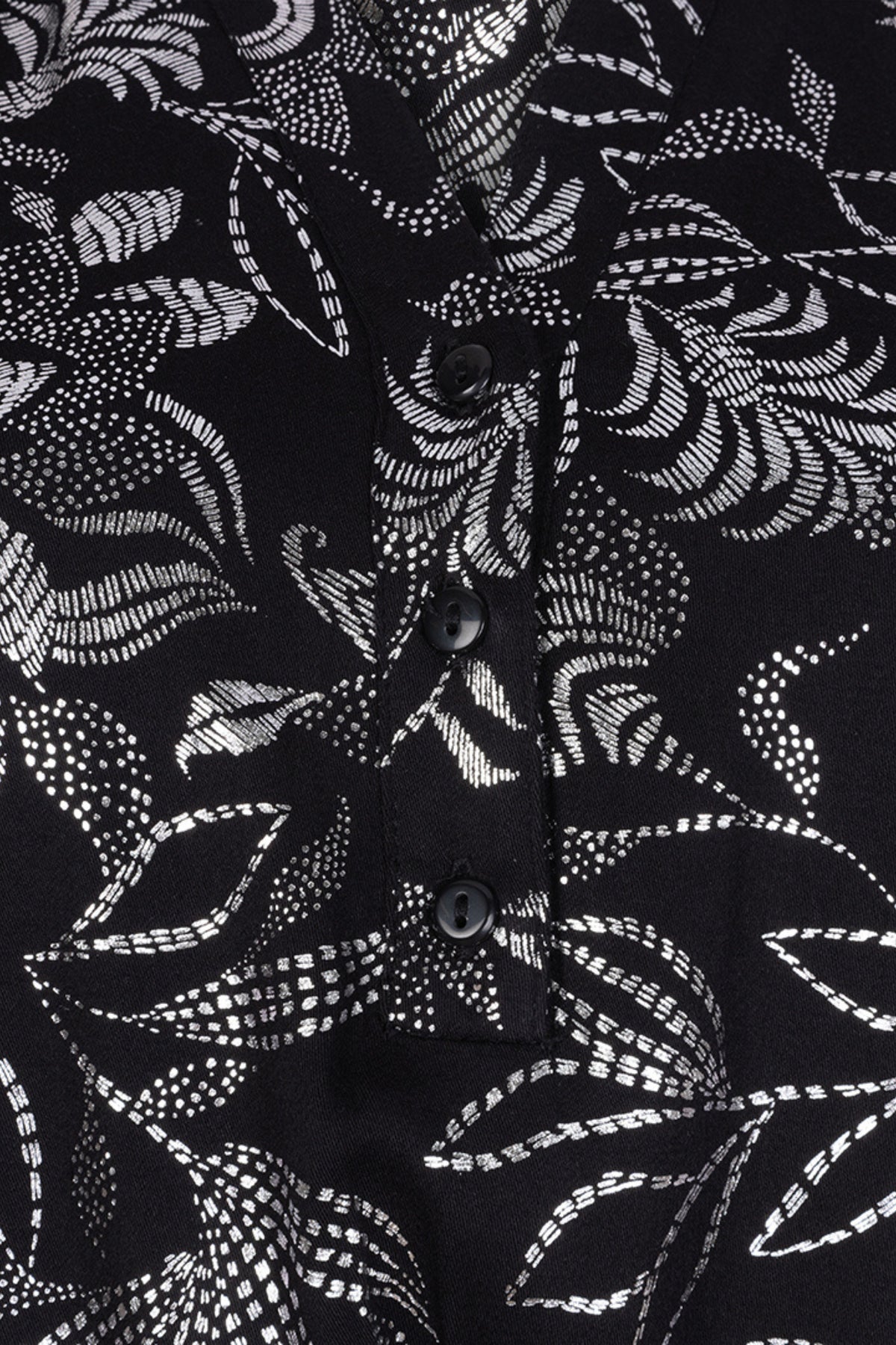 Elegante bloemenprint jurk van EsQualo met kleurrijk bloemenpatroon en vloeiende stof op een model.