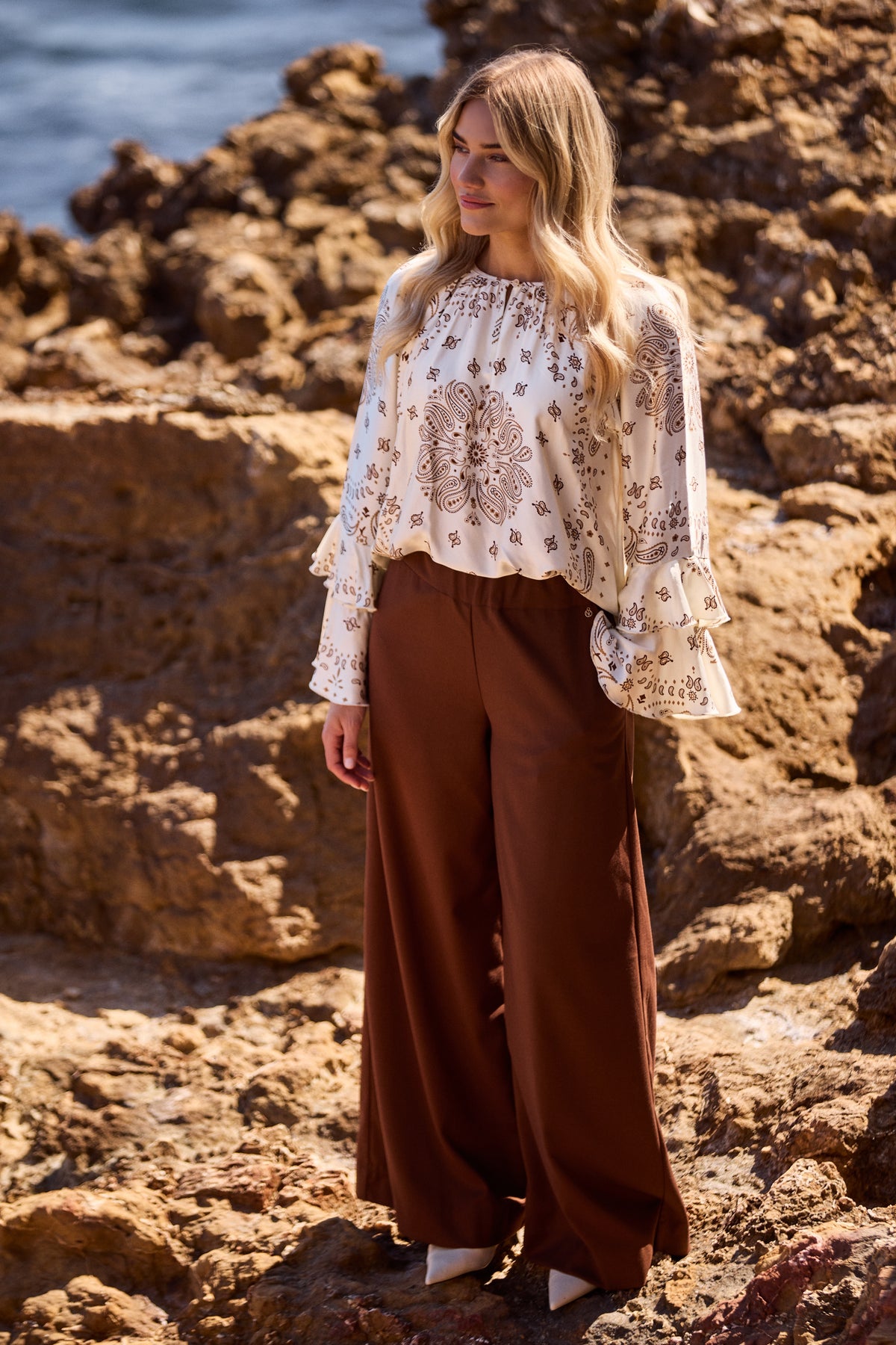 Nukus Lieve Espresso broek met comfortabele pasvorm en elastische taille, gedragen door een model.