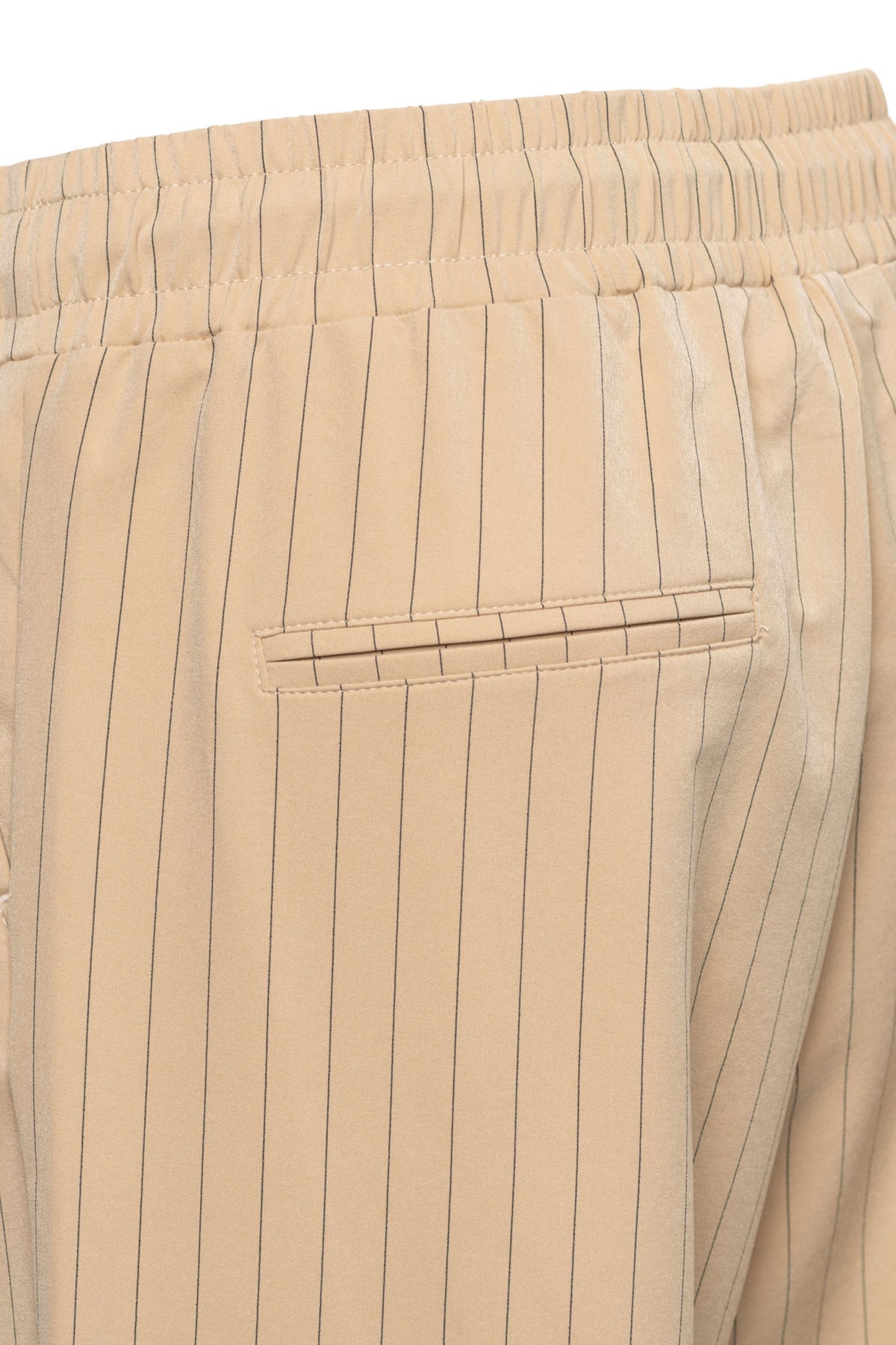 Lichte travel broek Parisa Stripe Sunset van &Co Woman met verticale strepen en elastische taille voor comfortabel reizen.