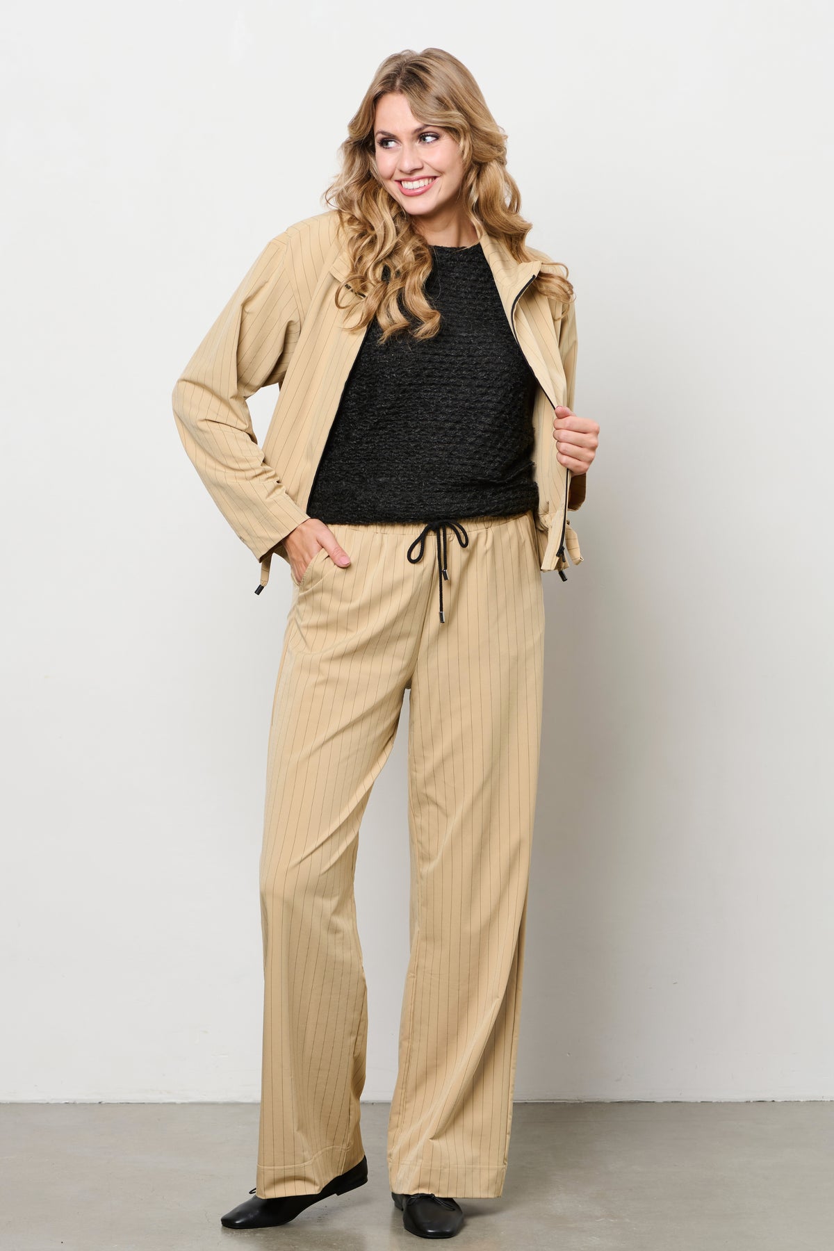Lichte travel broek voor dames van &Co woman met strepen in sunset kleuren, comfortabel en stijlvol voor reizen.