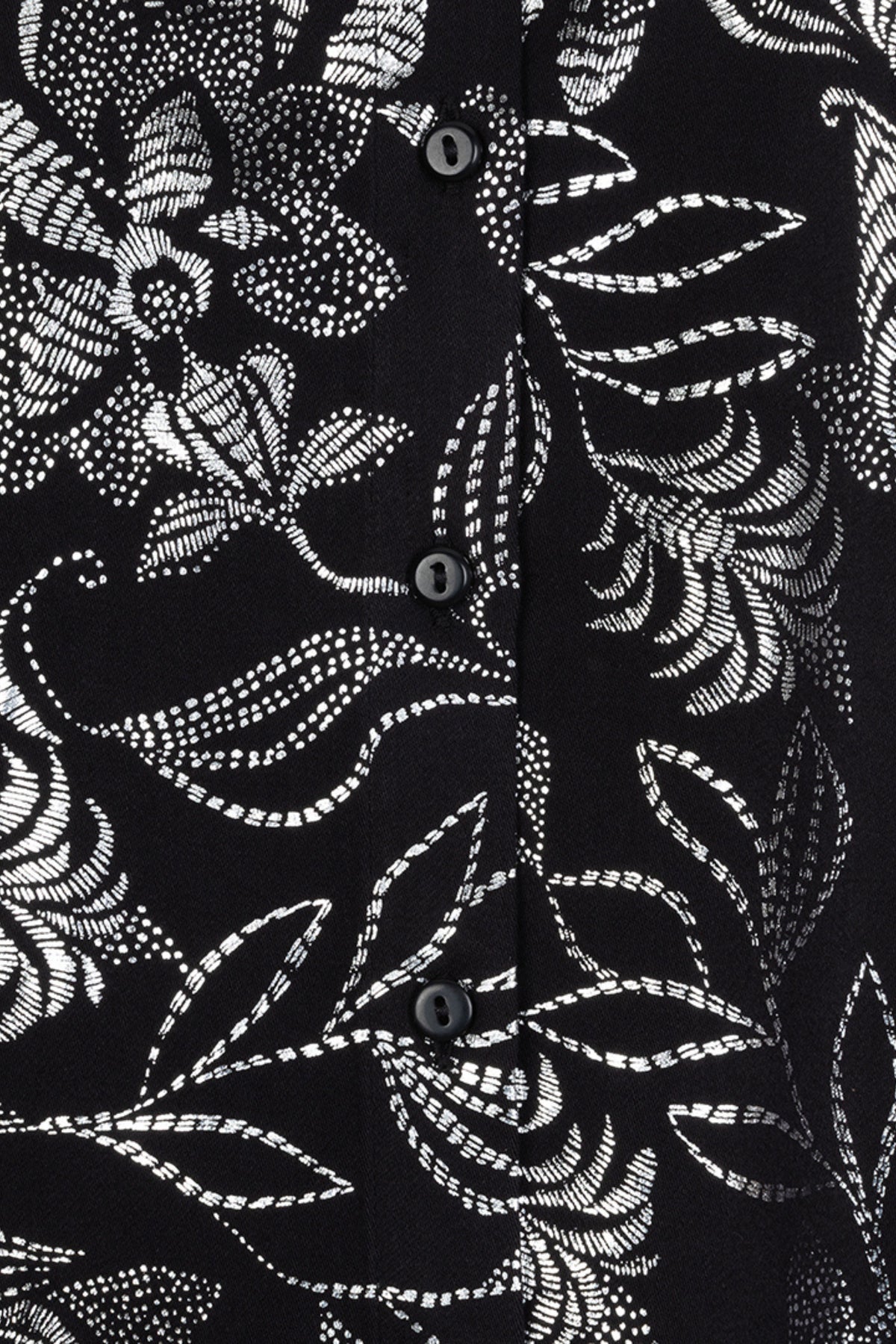 Blouse met bloemenprint van EsQualo, vrouwelijke pasvorm en kleurrijk bloemenpatroon, gedragen door model.