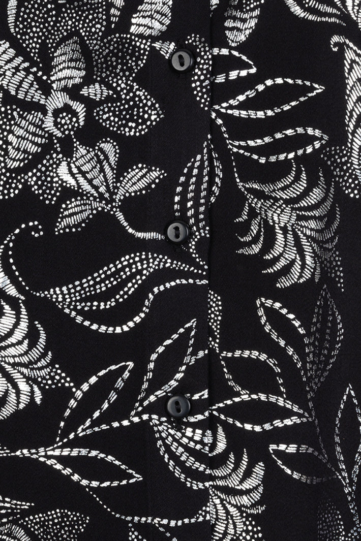 Blouse met bloemenprint van EsQualo, vrouwelijke pasvorm en kleurrijk bloemenpatroon, gedragen door model.