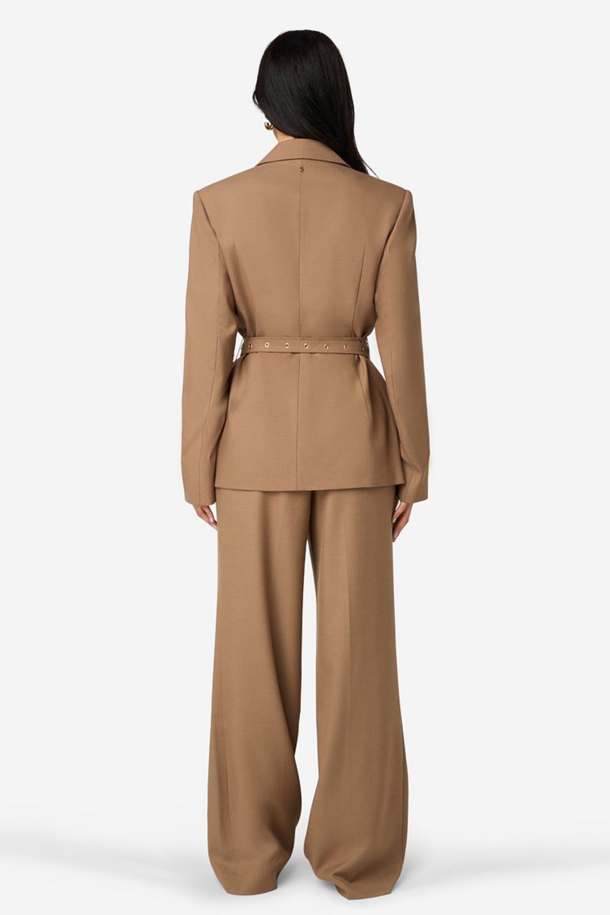 Beige Pashai Savannah broek van Ibana met losse pasvorm en elegante uitstraling, gedragen door een model op de foto.