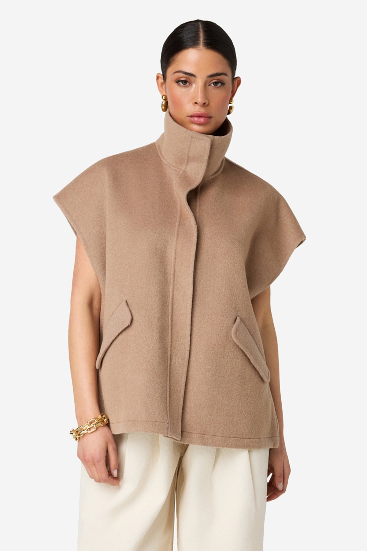 Lichtbeige Ibana Junie Terra jas met capuchon en rechte pasvorm, getoond op een model.