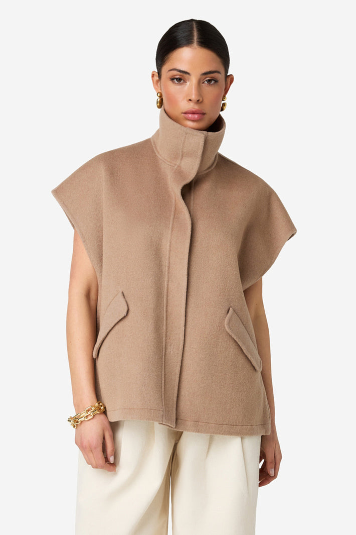 Lichtbeige Ibana Junie Terra jas met capuchon en rechte pasvorm, getoond op een model.