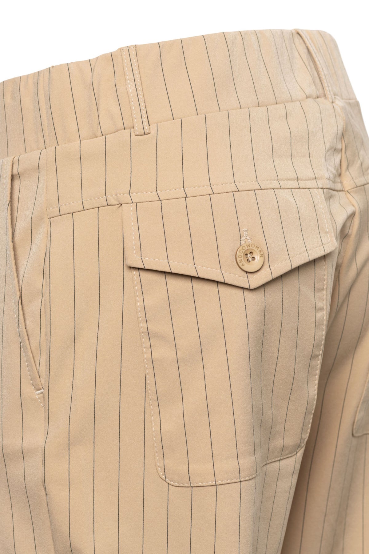 Lichte travelbroek Posie Stripe Sunset van &Co woman met gestreept patroon en comfortabele pasvorm, ideaal voor reizen