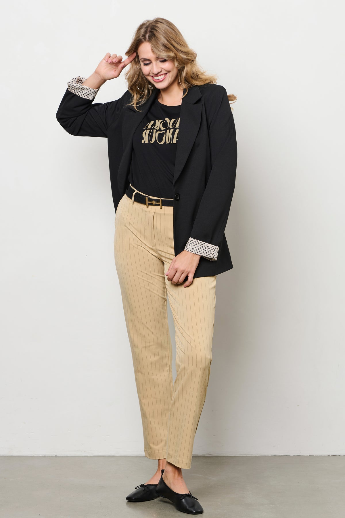 Lichte reisbroek voor dames van &Co woman met Posie Stripe Sunset patroon, inclusief elastische taille en comfortabele pasvorm.