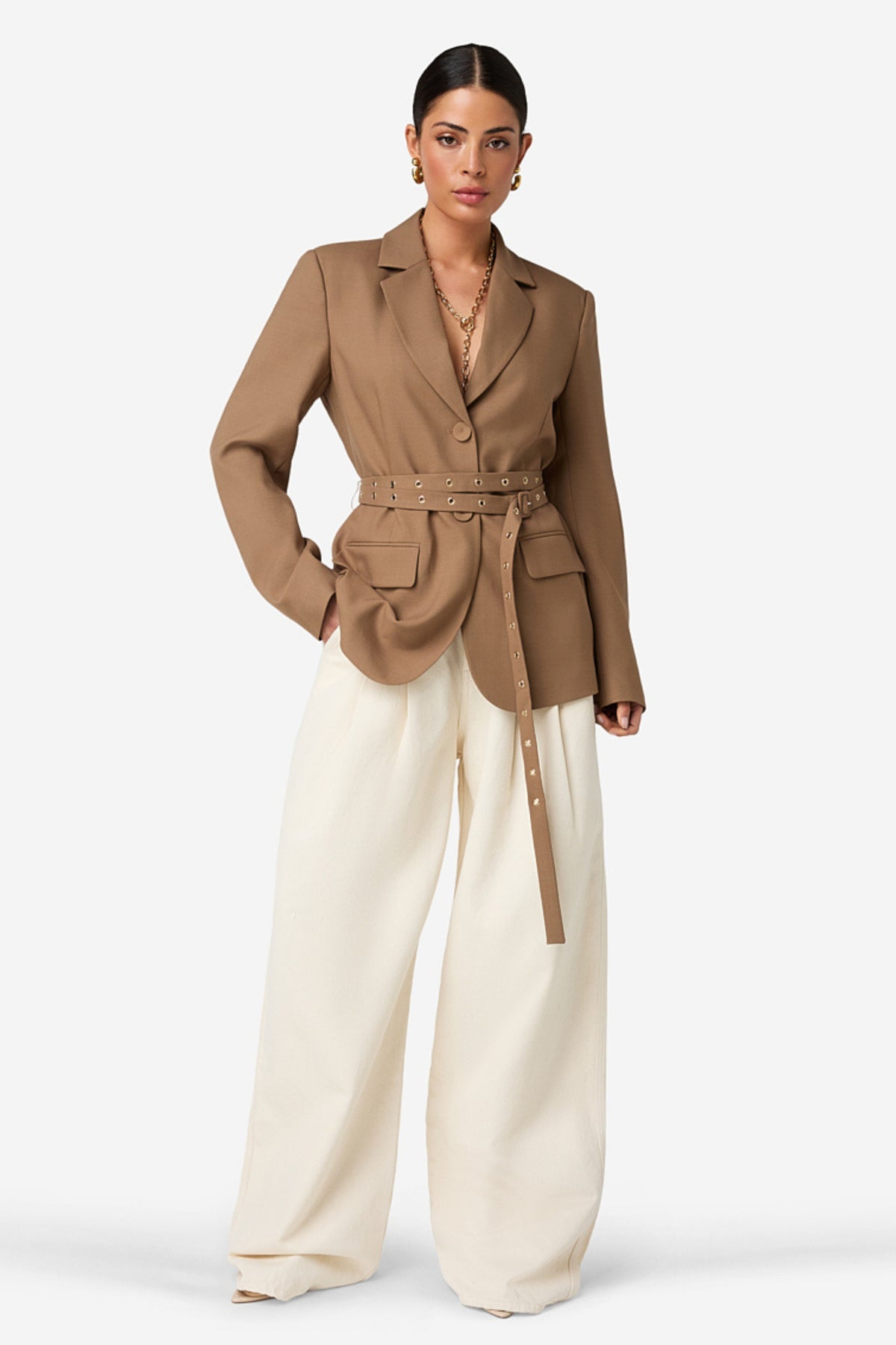 Beige blazer Janey Savannah van Ibana met knopen en revers, gedragen door een model op een neutrale achtergrond.