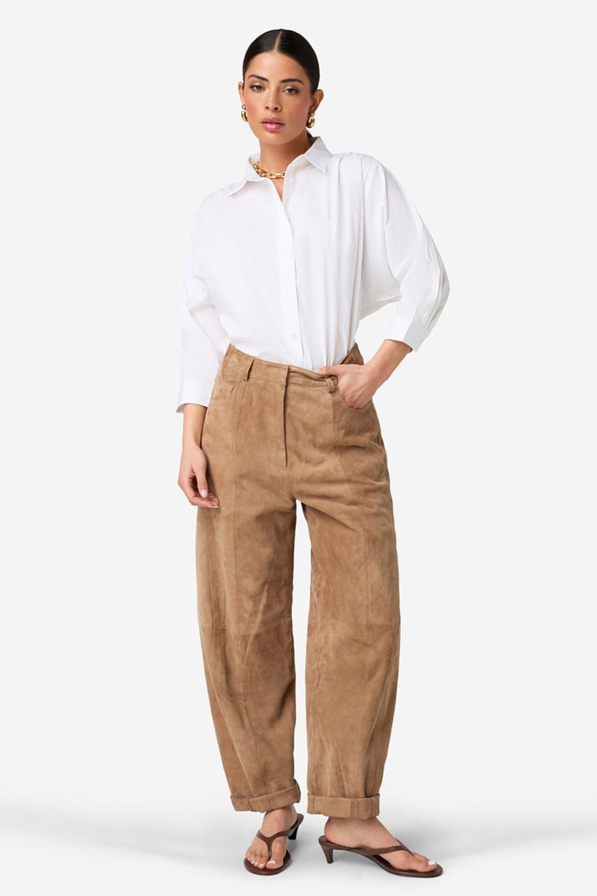 Ibana Parla suède broek in iced coffee kleur, casual damesbroek met rechte pasvorm en comfortabele stof.