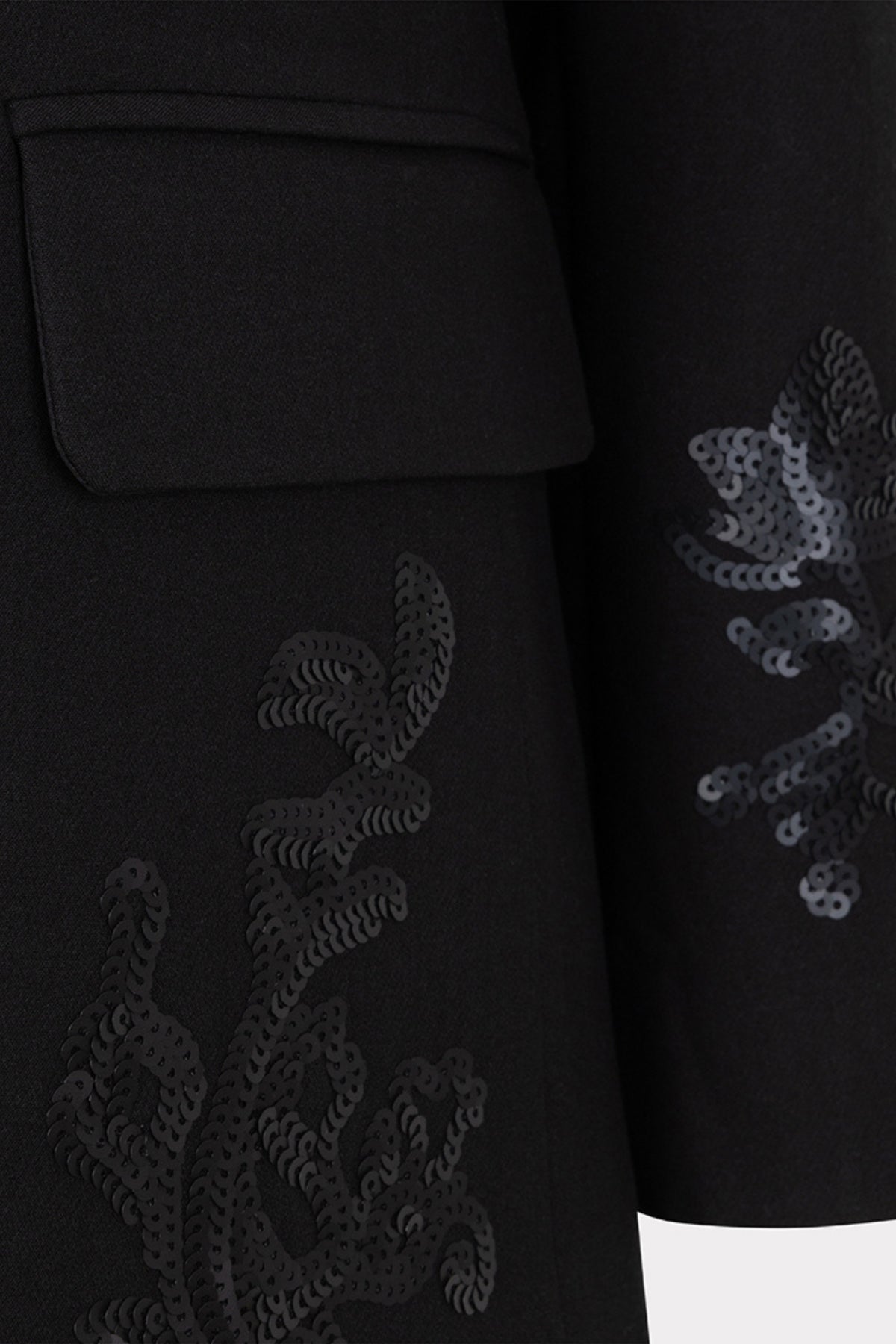 Zwarte blazer met sequin details van EsQualo, model City W25.10732, gedragen door een model op een witte achtergrond