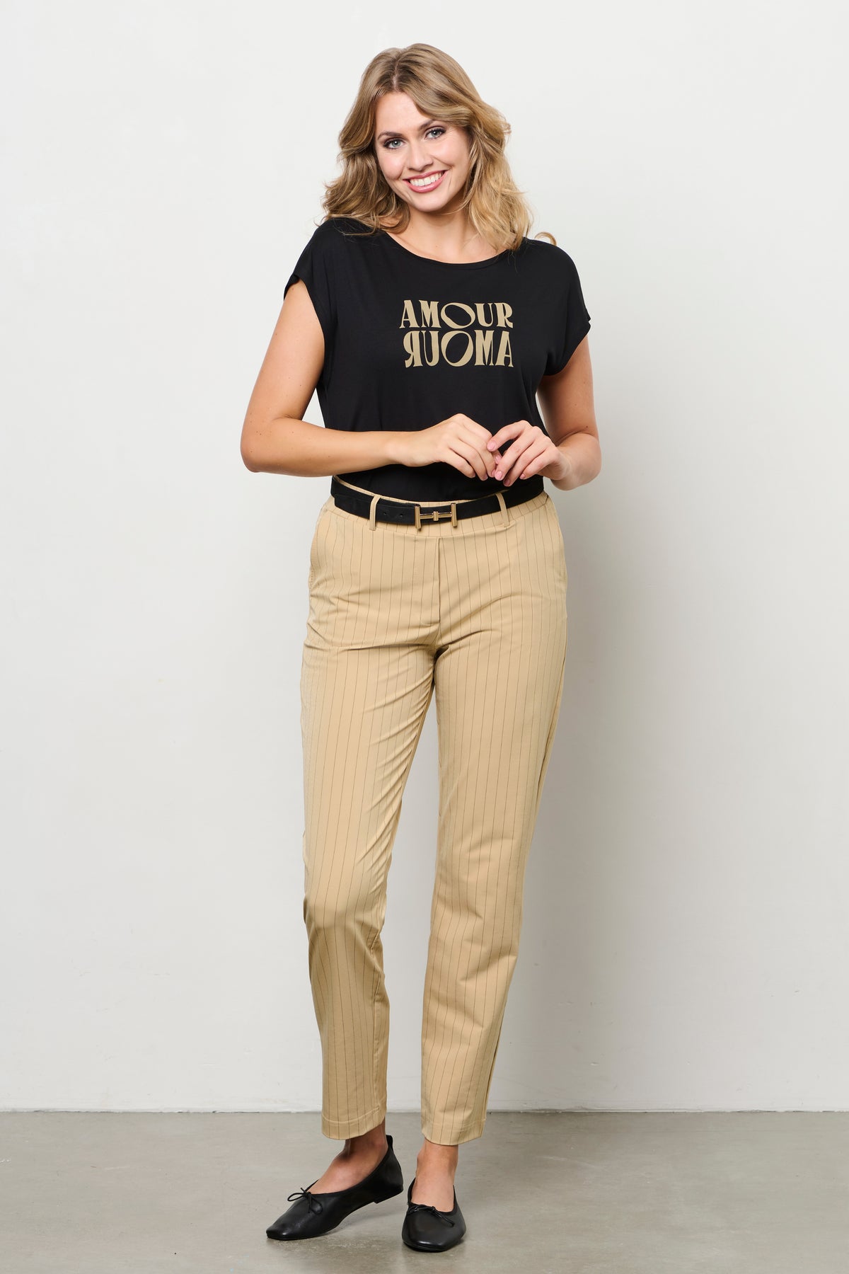 Lichtroze en witte gestreepte reisbroek van &Co woman met Posie Stripe Sunset patroon, getoond op mannequin.
