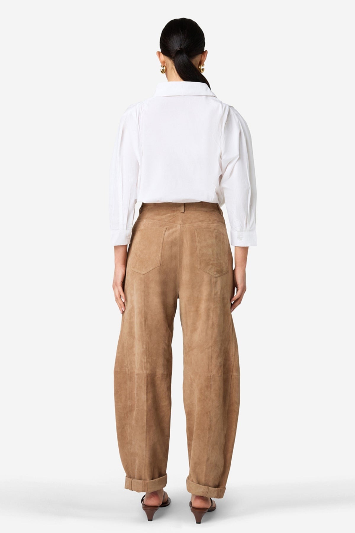 Ibana Parla suède broek in iced coffee kleur, casual en stijlvol, met een losse pasvorm en zachte stof.