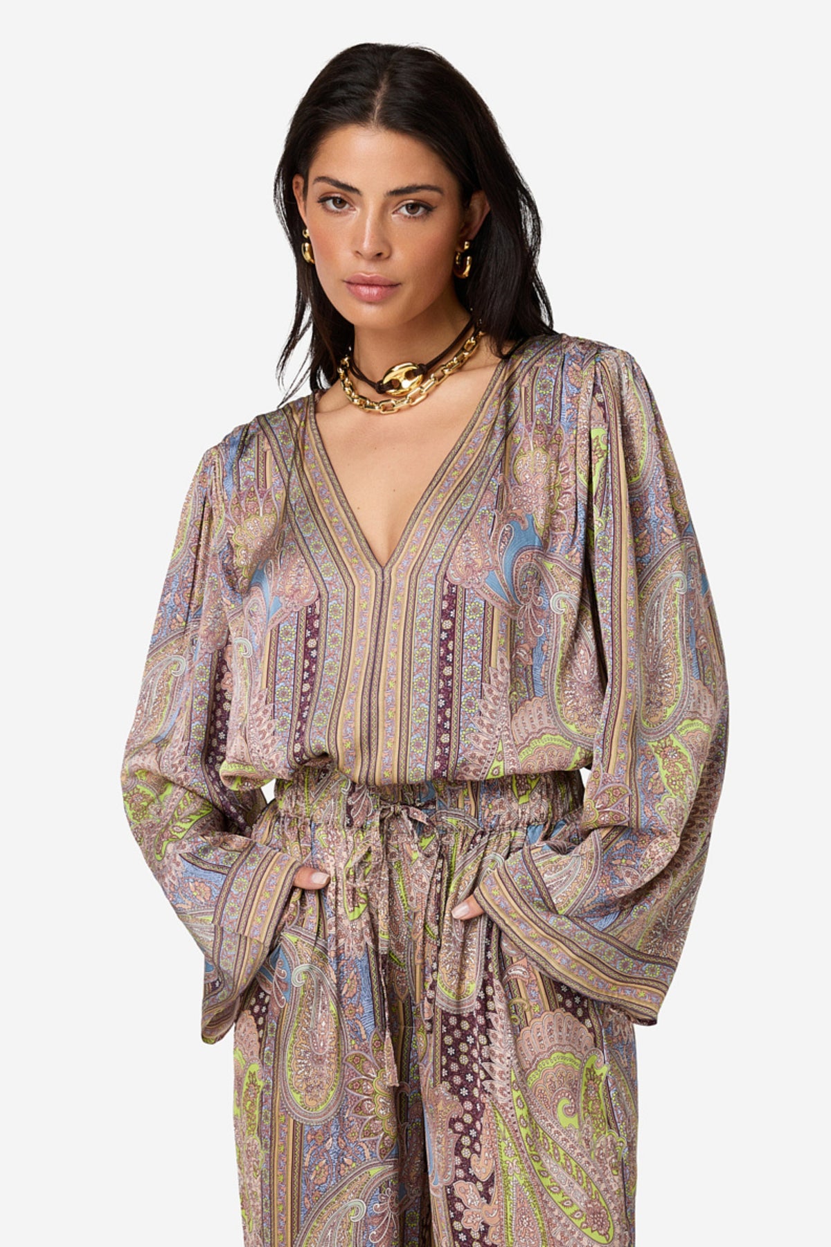 Lichte blauwe blouse Tyza Petal Flow van Ibana met bloemendessin en lange mouwen, gedragen door een model.